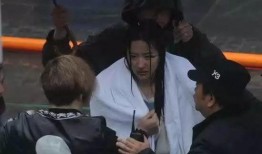 娱乐吃瓜酱爷爷淋雨,娱乐吃瓜酱背后的感人故事