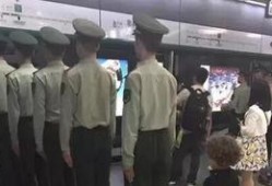 地铁军人被爆料视频真实,英勇形象引发网友热议