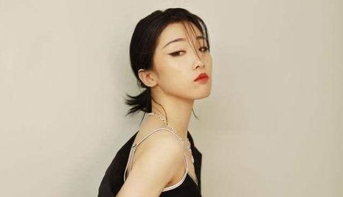 娱乐凤凰传奇玲花吃瓜,揭秘凤凰传奇背后的娱乐风云